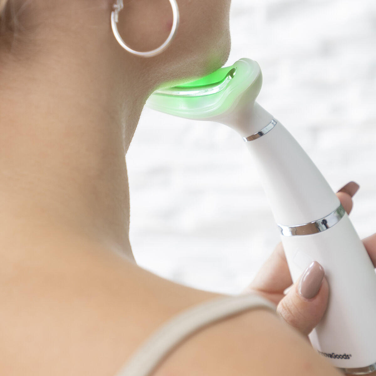 Reductor de Papada con Fototerapia, Termoterapia y Vibración